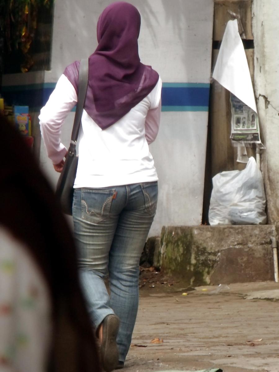 6P Sexy Teen in Hijab & Tight Jeans