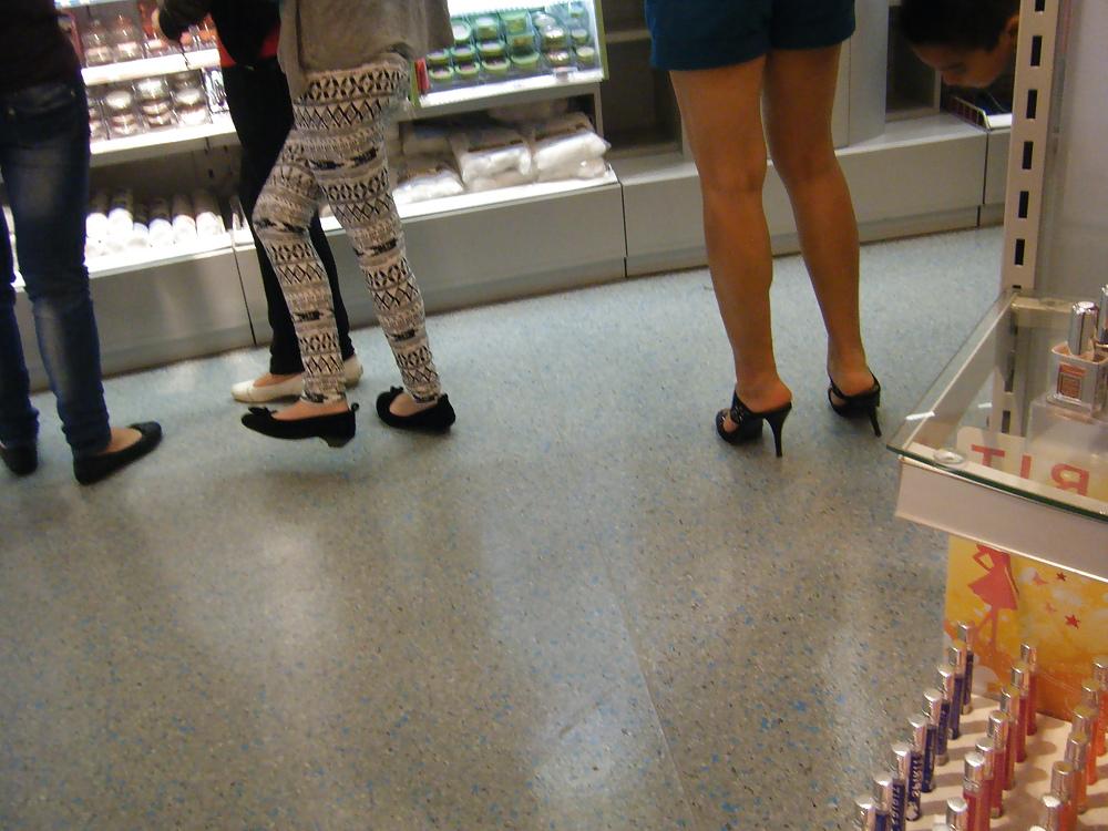 9P Asia High Heels Fotze heimlich  im DM Markt fotografiert