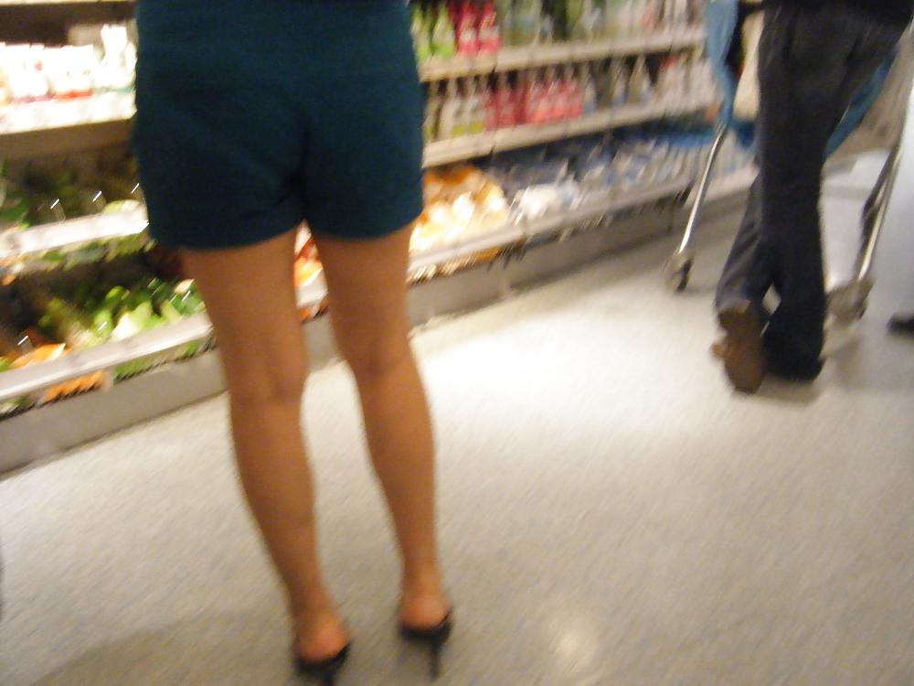 9P Asia High Heels Fotze heimlich  im DM Markt fotografiert