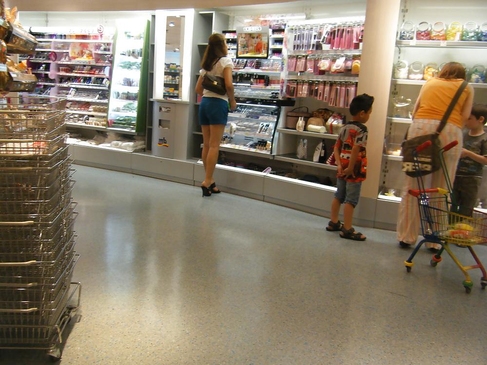 9P Asia High Heels Fotze heimlich  im DM Markt fotografiert