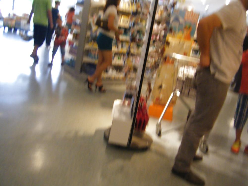 9P Asia High Heels Fotze heimlich  im DM Markt fotografiert