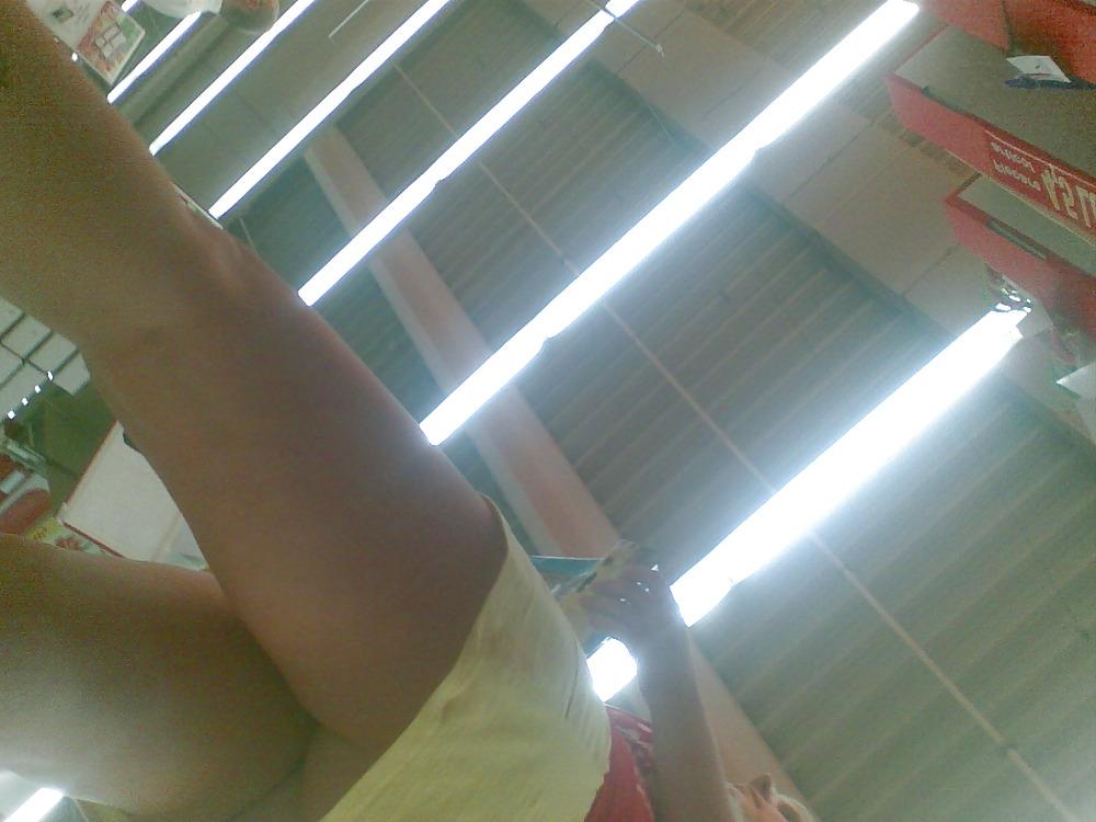 11P Upskirt In Supermarket - Romania