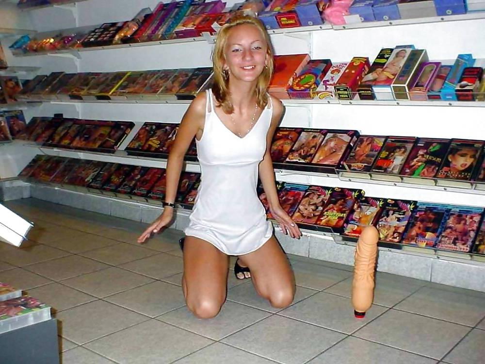 25P Flashing in a Porn Shop