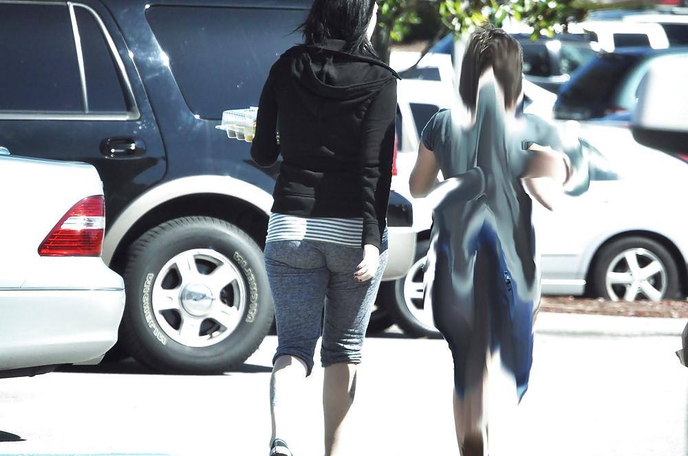 7P Tattooed MILF walking to car