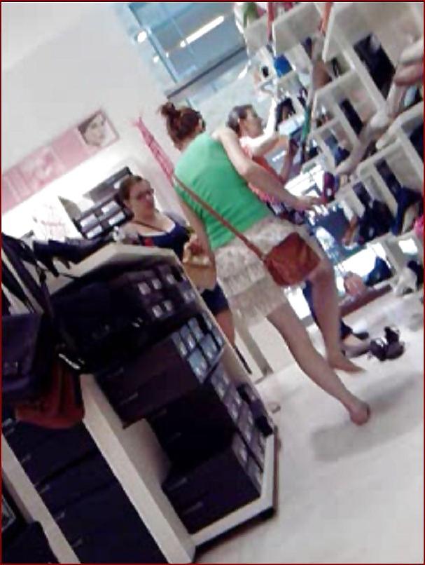 25P Very nice cameltoe pussy of the girl in the green tshirt!!!