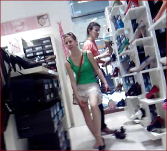 25P Very nice cameltoe pussy of the girl in the green tshirt!!!