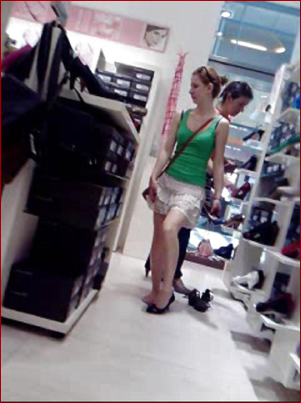 25P Very nice cameltoe pussy of the girl in the green tshirt!!!
