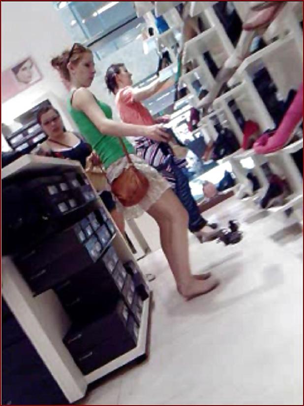 25P Very nice cameltoe pussy of the girl in the green tshirt!!!