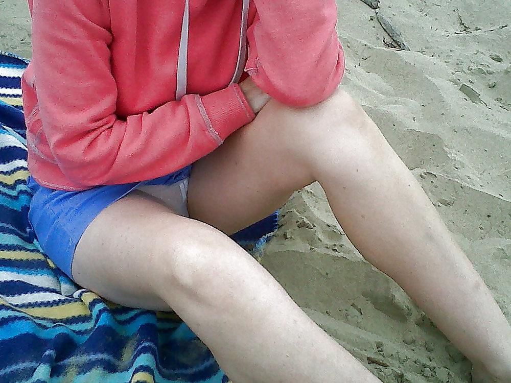 25P Upskirt White Panties