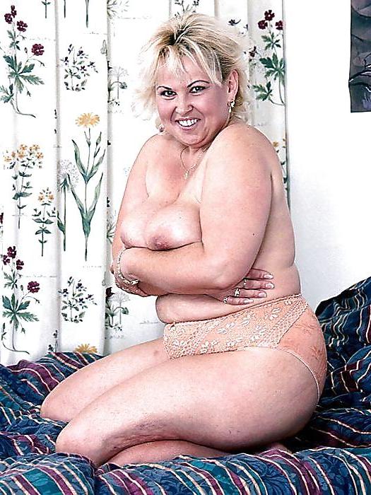 20P Blonde Busty Cougar