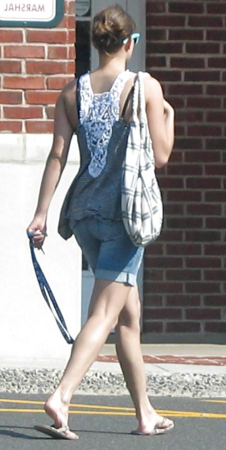 25P Girls in their summer clothes