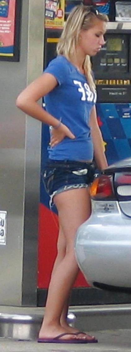 25P Girls in their summer clothes
