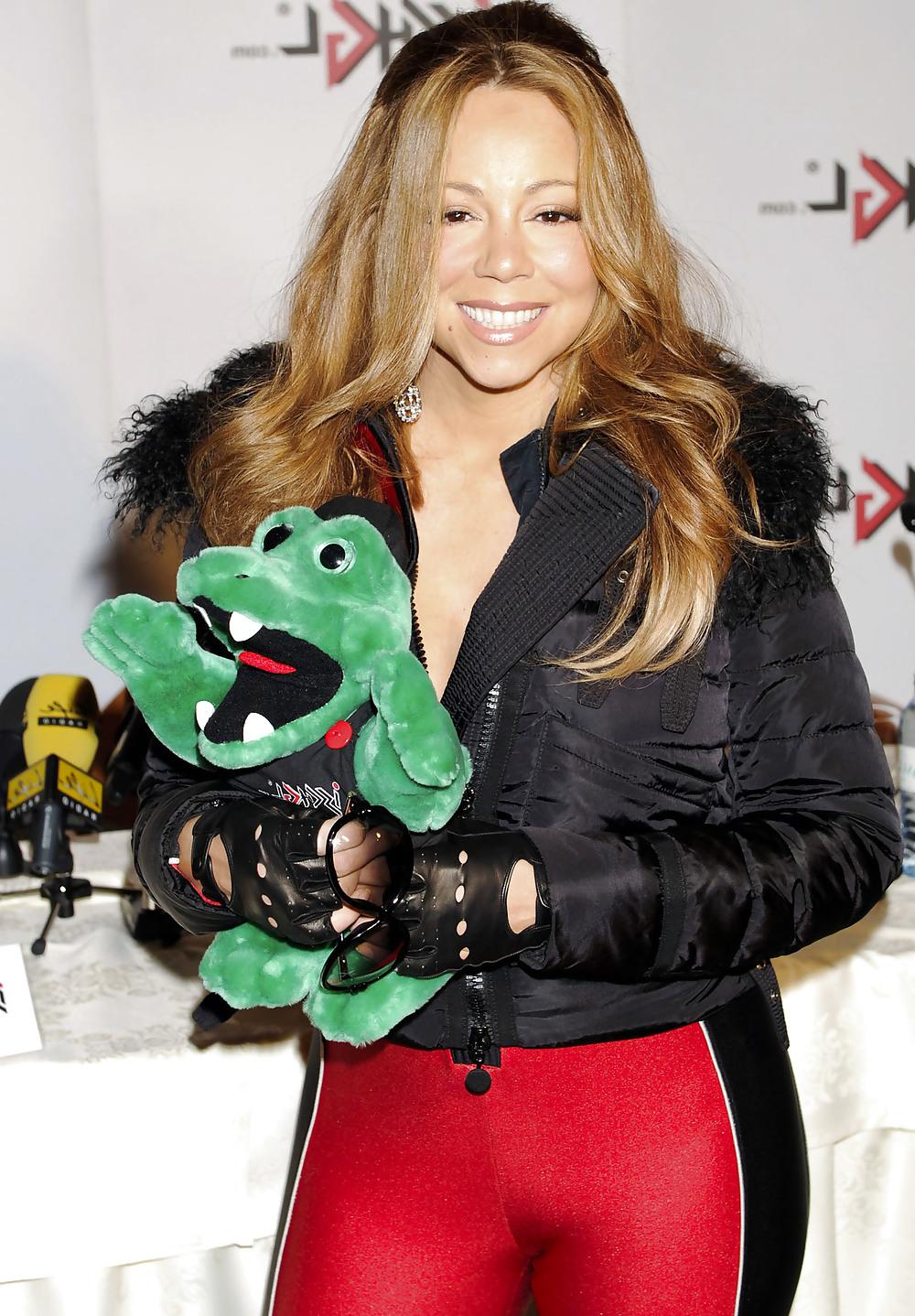 9P Mariah Carey seems to enjoy flaunting her camel toe!