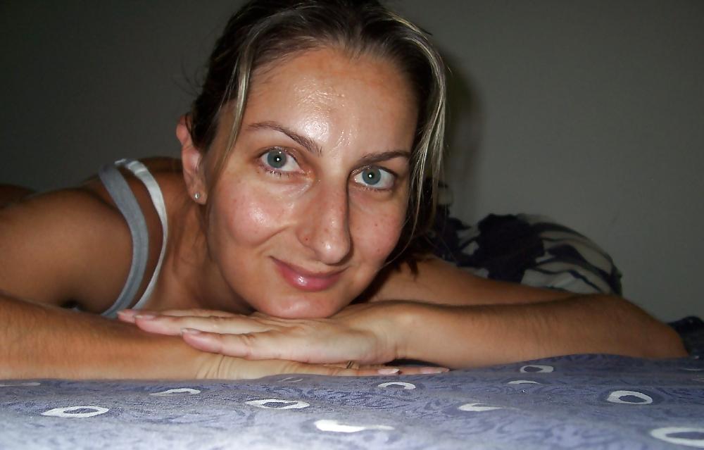 25P Housewife poses, sucks and fucks