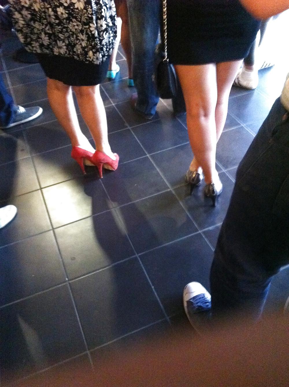 18P Voyeur Girls Showing Off