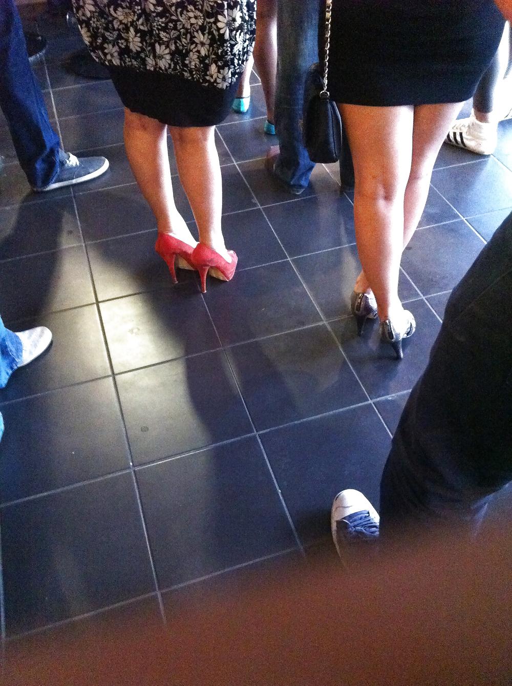 18P Voyeur Girls Showing Off