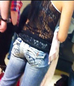 18P Voyeur Girls Showing Off
