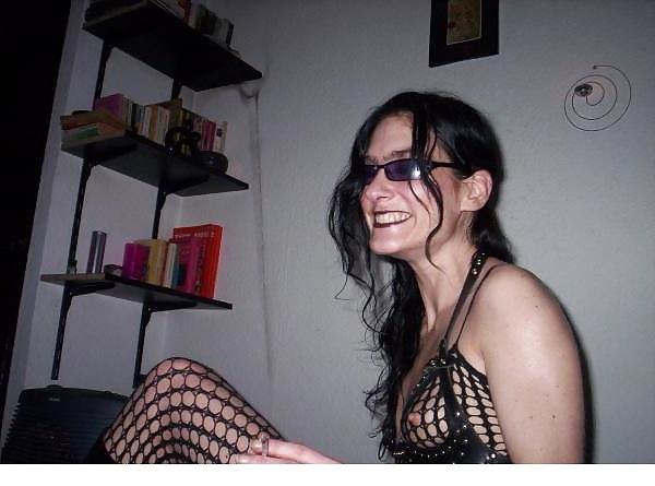 10P Mature goth hooker