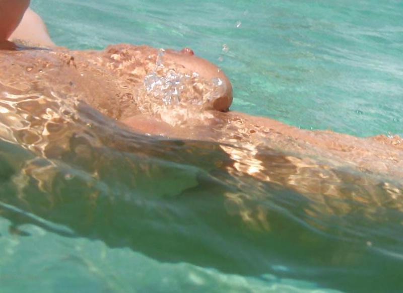 18P HOLIDAYS POOL SEA SEX AND SUN BLOND PUSSY IN THE WATER 
