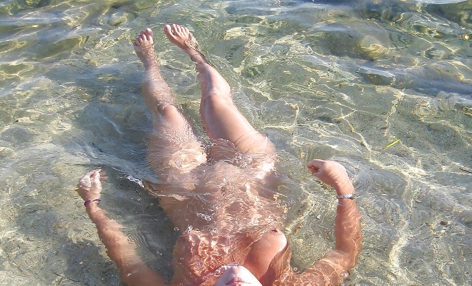 18P HOLIDAYS POOL SEA SEX AND SUN BLOND PUSSY IN THE WATER 