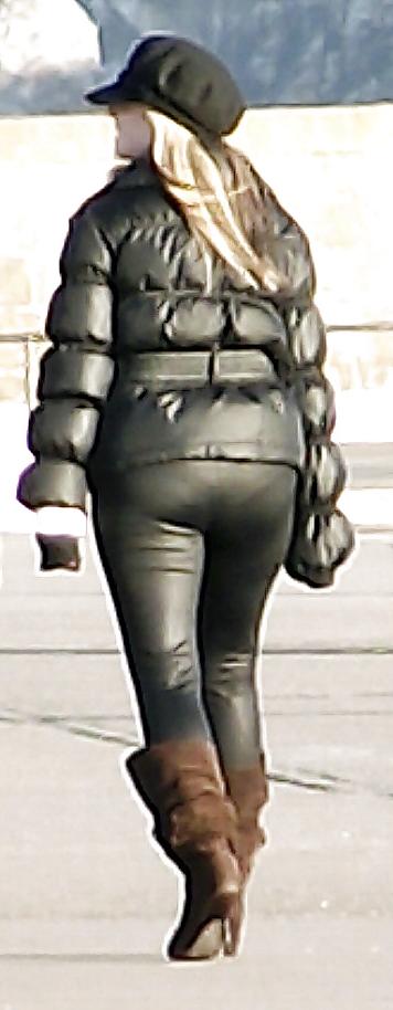 17P Shiny leggings on the street