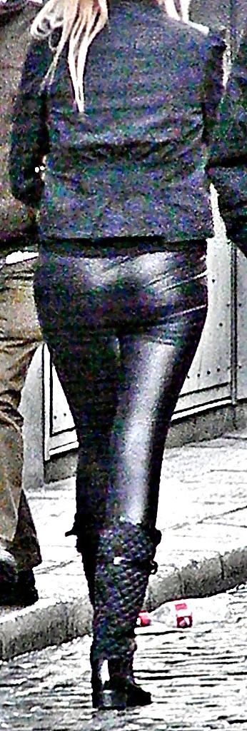 17P Shiny leggings on the street