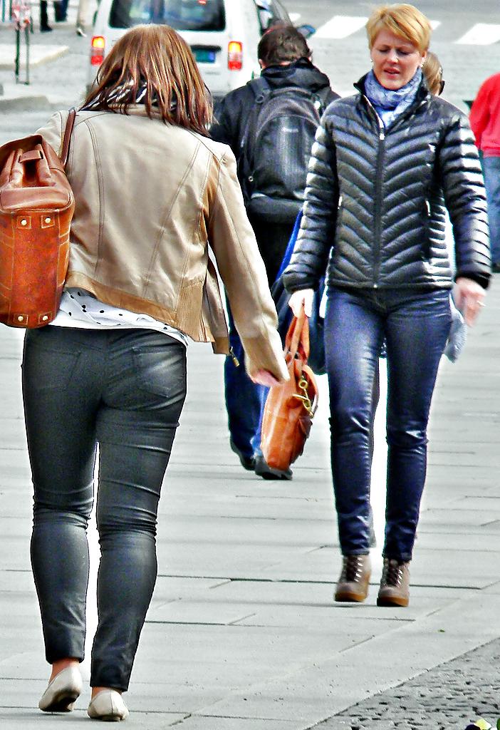 17P Shiny leggings on the street