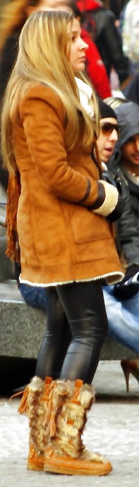 17P Shiny leggings on the street