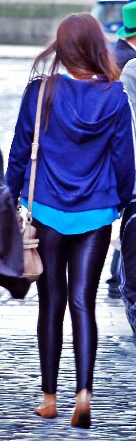 17P Shiny leggings on the street