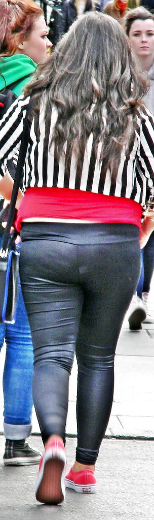 17P Shiny leggings on the street