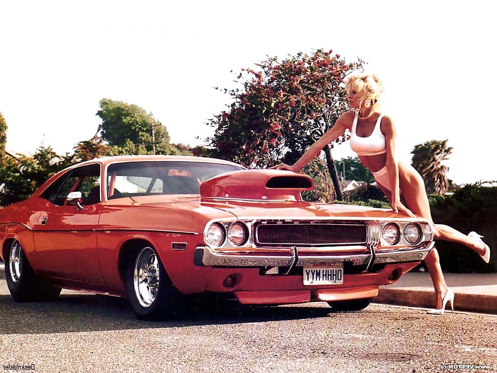 25P Girls on car