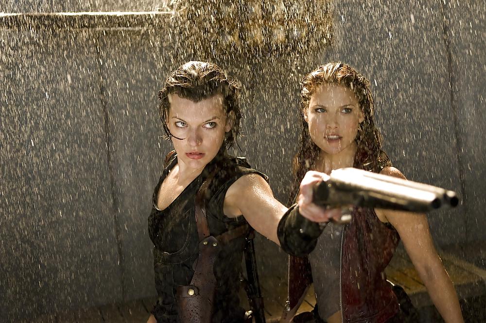 25P Girls Guns & Blades: Risk-or-Fun You Run Into Danger