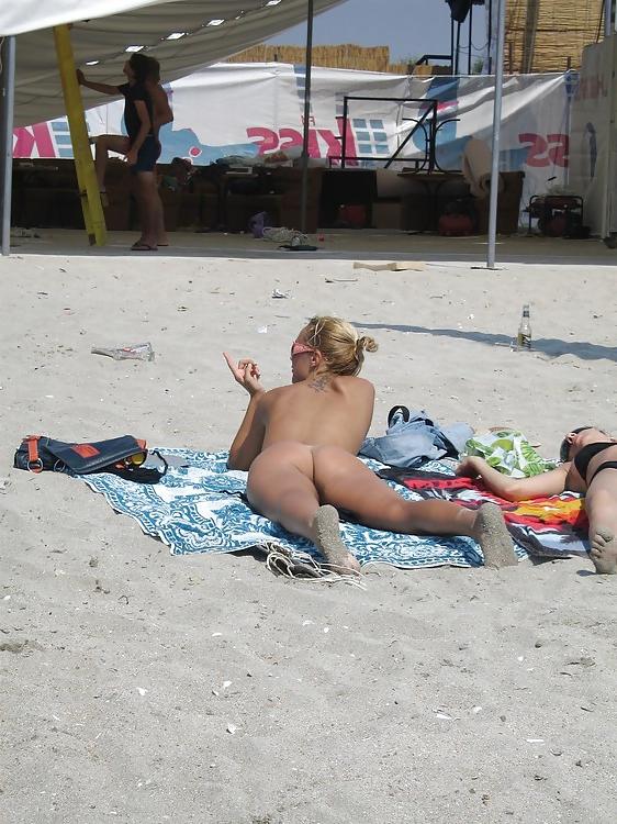 25P Beach voyeur