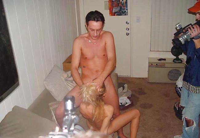 25P Amateur couple getting naughty at party