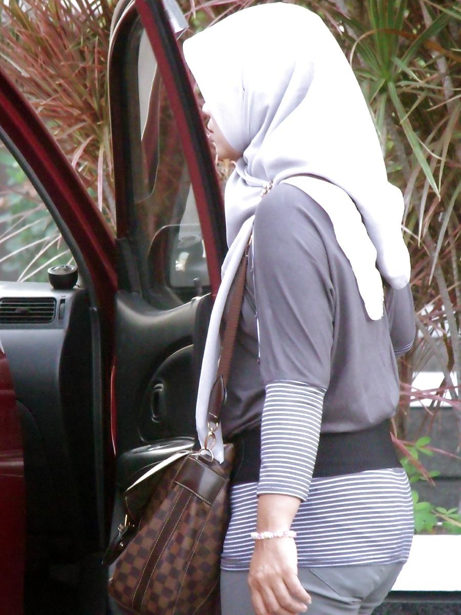 8P Sexy Girl in Hijab & Tight Jeans