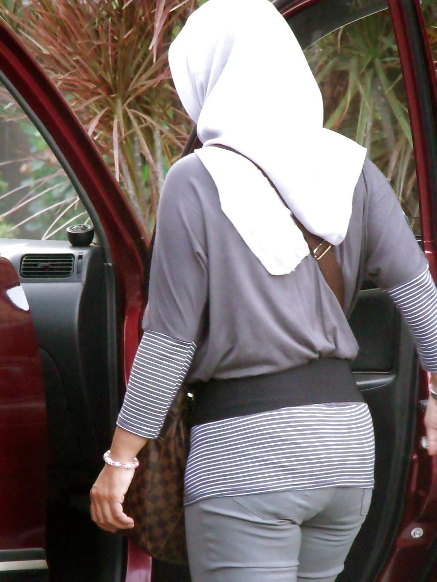 8P Sexy Girl in Hijab & Tight Jeans