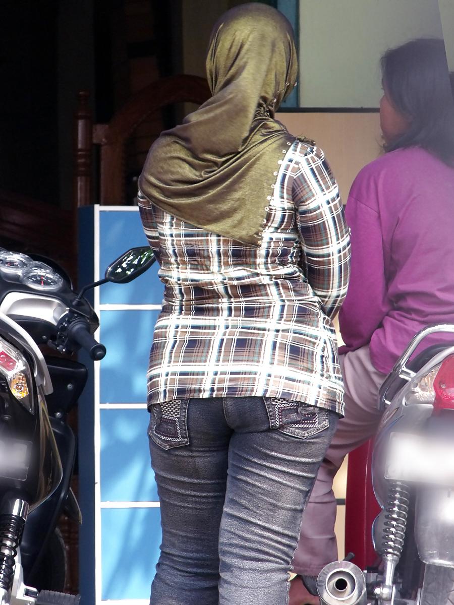 7P Sexy Milf in Hijab & Tigh Jeans