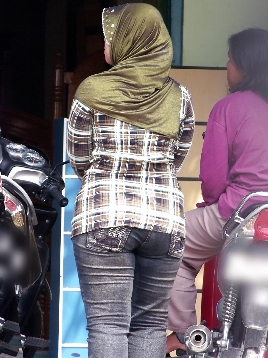 7P Sexy Milf in Hijab & Tigh Jeans