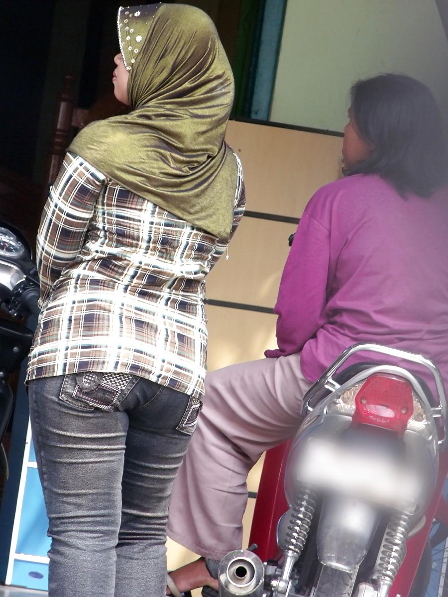 7P Sexy Milf in Hijab & Tigh Jeans