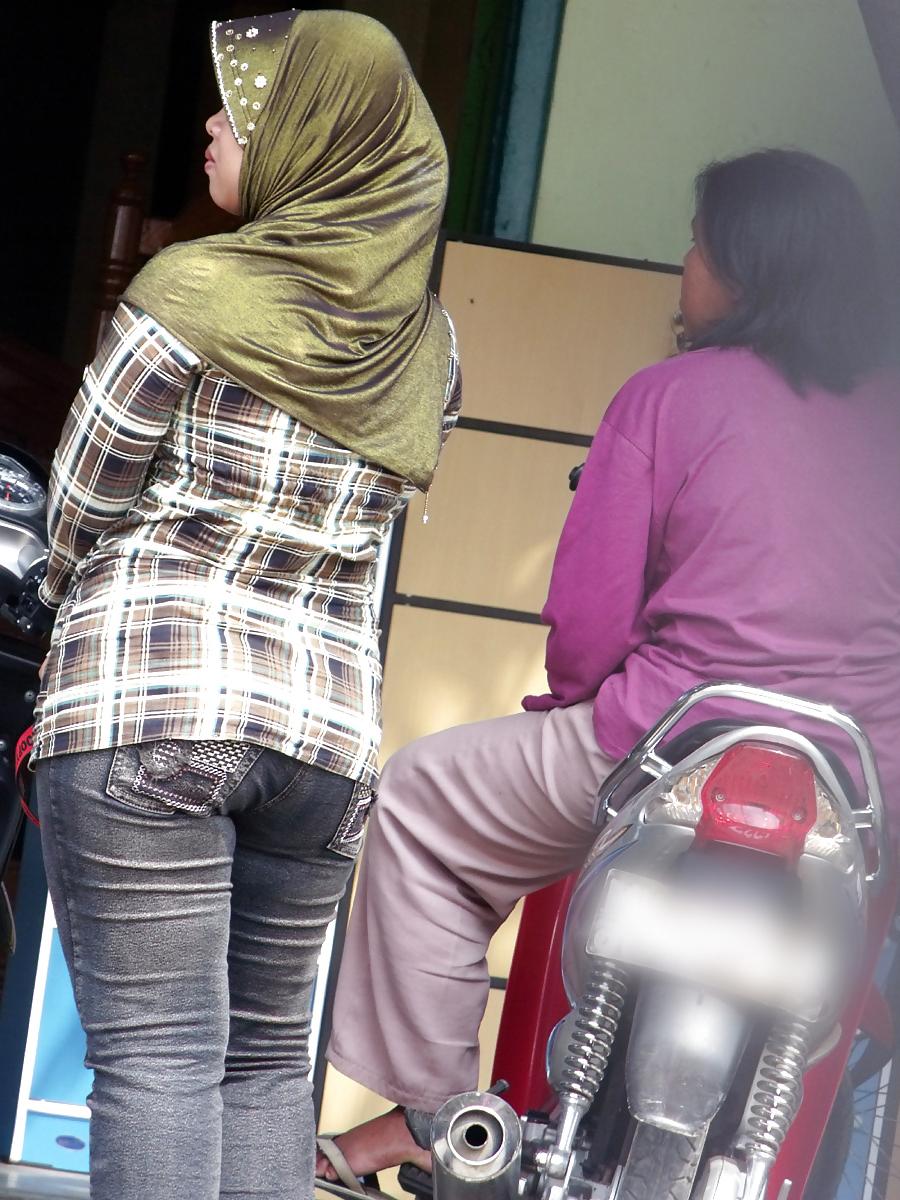 7P Sexy Milf in Hijab & Tigh Jeans