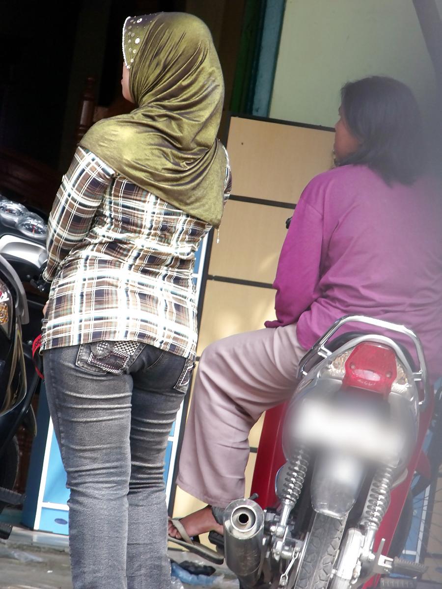7P Sexy Milf in Hijab & Tigh Jeans