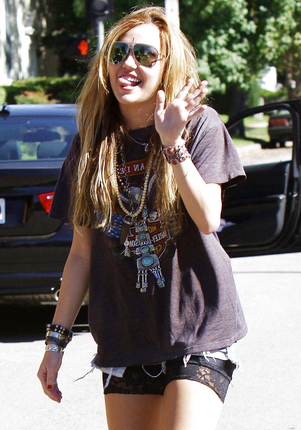25P Miley Cyrus By twistedworlds
