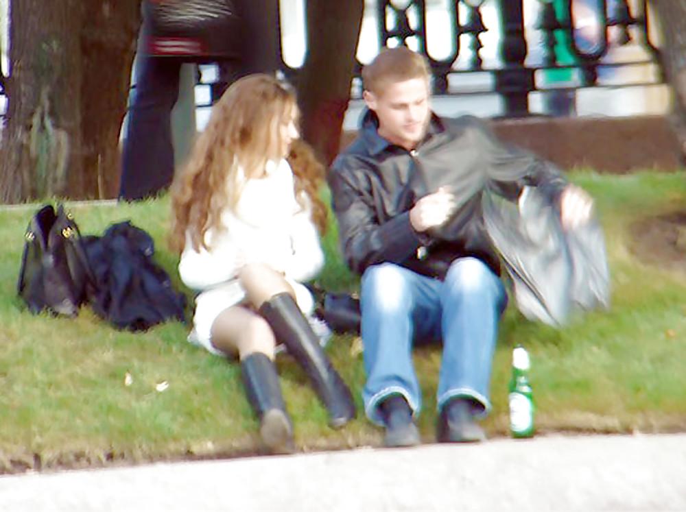 10P In The Streets 094 - Couple Camera Reaction (Upskirt)