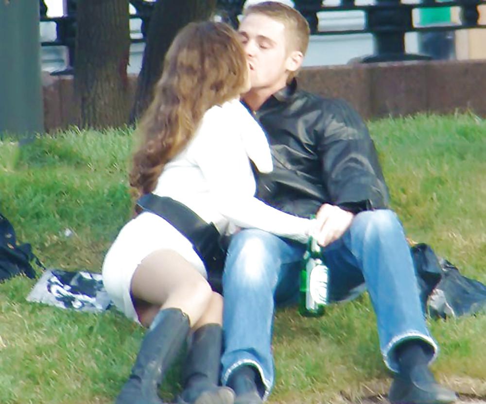 10P In The Streets 094 - Couple Camera Reaction (Upskirt)