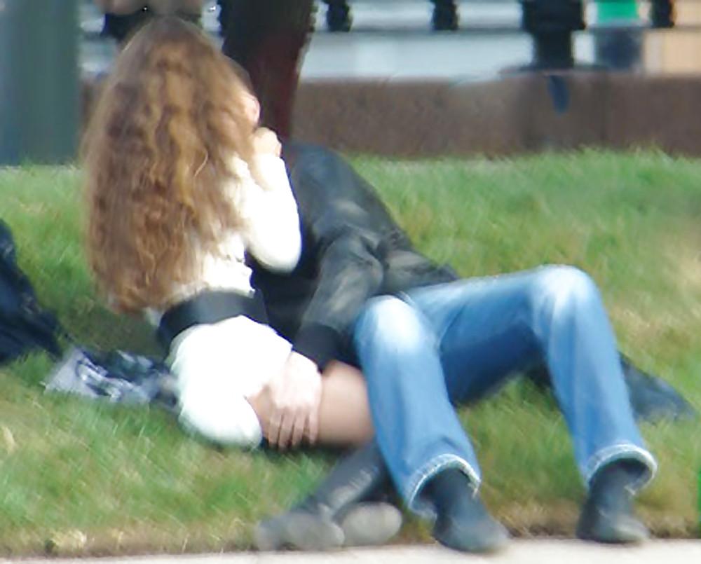 10P In The Streets 094 - Couple Camera Reaction (Upskirt)