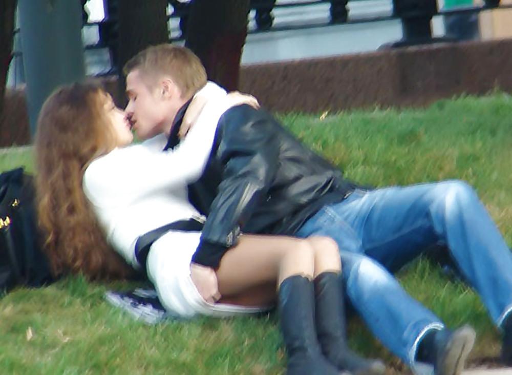 10P In The Streets 094 - Couple Camera Reaction (Upskirt)