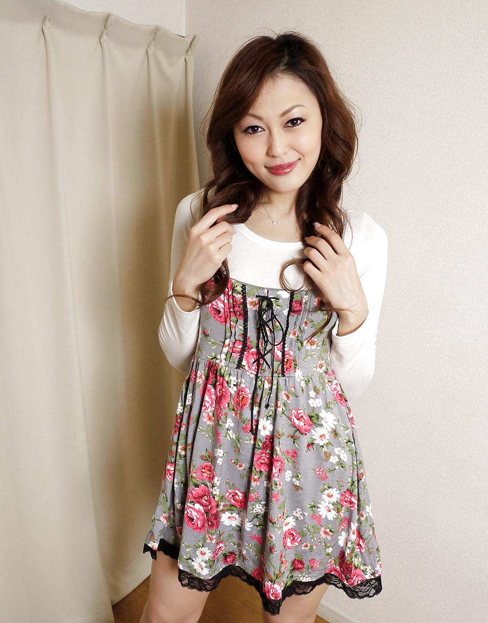 25P Japanese housewife spreading pussy