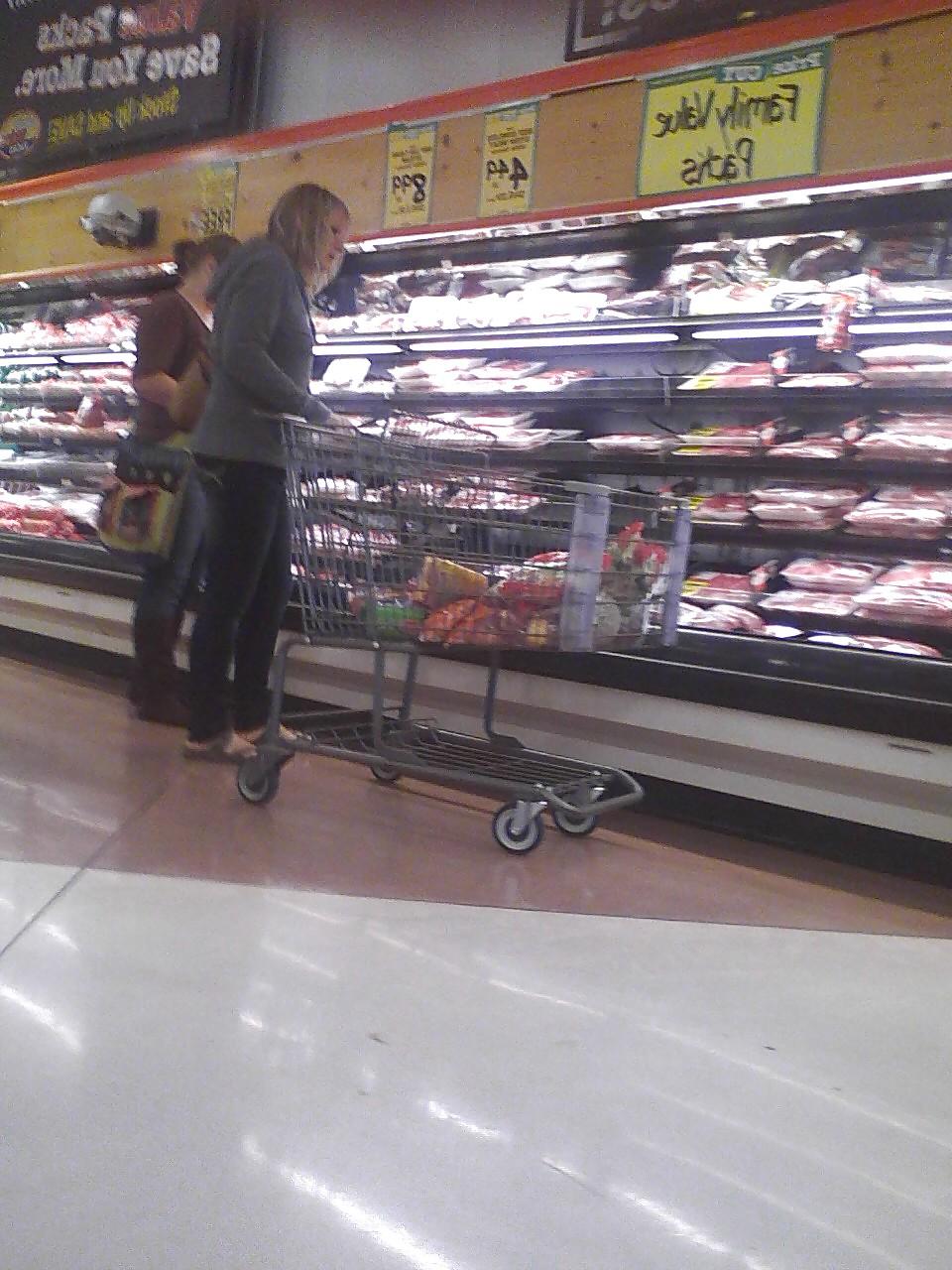 7P Candid - Shopping