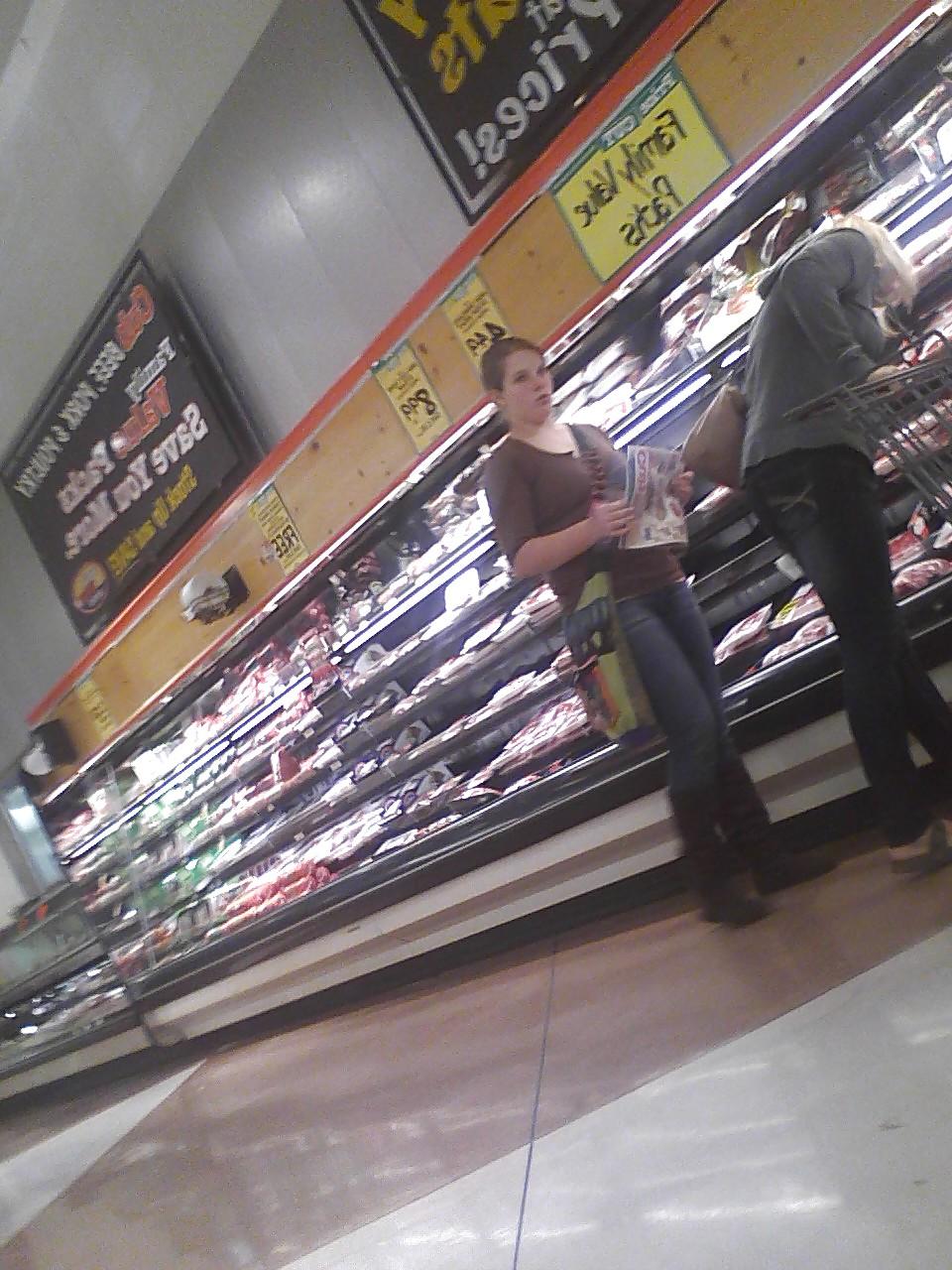 7P Candid - Shopping