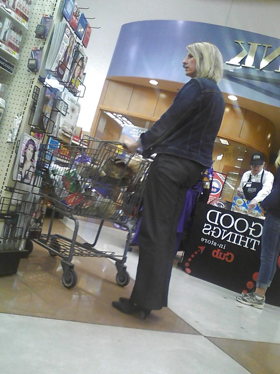 7P Candid - Shopping